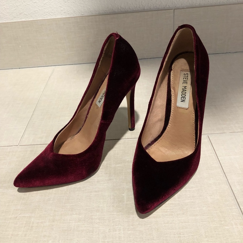 Steve Madden Velvet Pumps